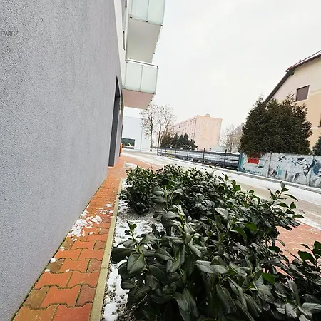 Sloneczny Niepodleglosci Parking Лешно